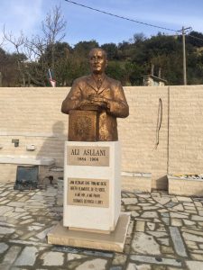 Busti i poetit Ali Asllani ne fshatin Vajze