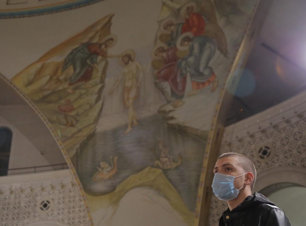 FOTO/ Besimtarët ortodoksë luten në izolim: Krishti u ngjall FOTO 1