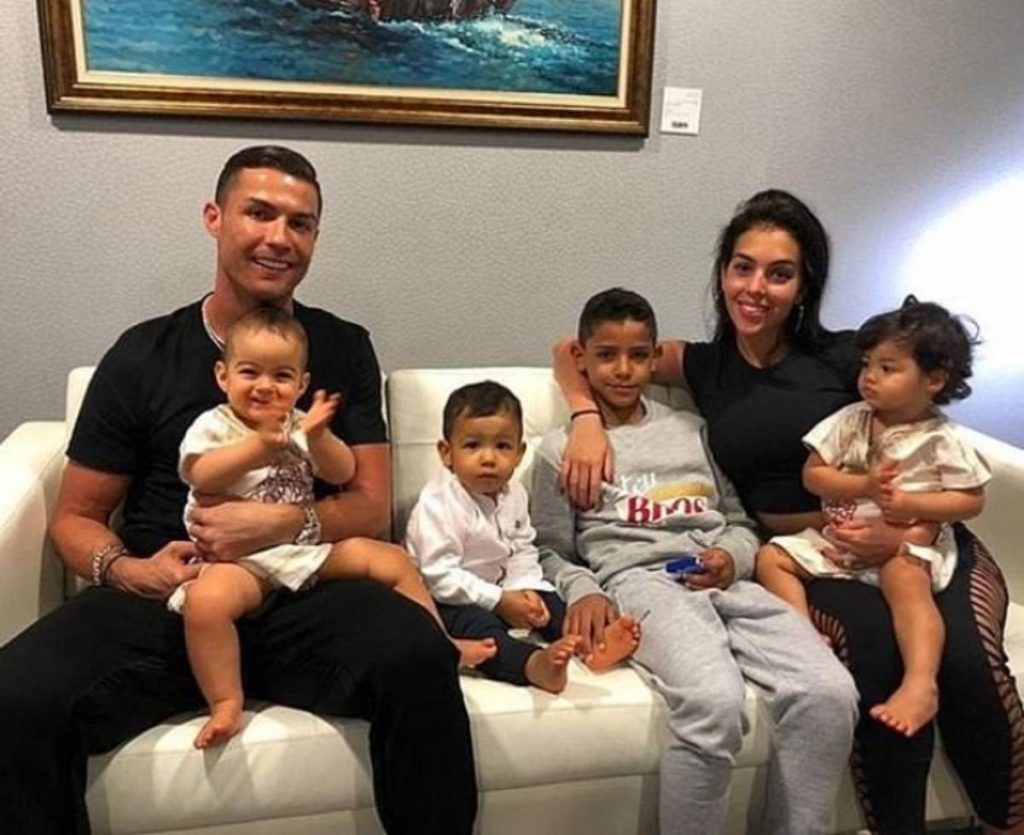 Video/ Ronaldo na la pa fjalë, shihni si e përdor vajzën si girë! Ronaldo
