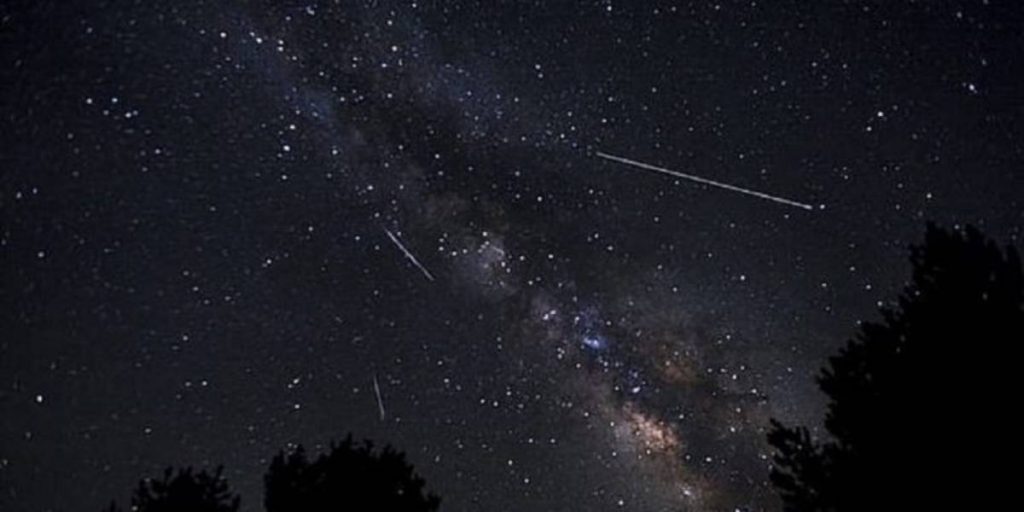 Nesër do të do të ndodhë shi meteorësh, ja në çfarë ore mund ta shihni! Shi meteoresh