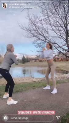 “Më e mirë e ëma se e bija, kjo shprehje është fiks për mamanë e Afërdita Dreshajt, shihin si bëjnë “squats” të dyja! 1 Squat