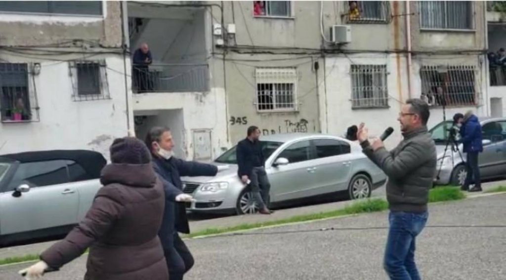 Në Durrës karantina kalohet me hare, këngë dhe humor poshtë ballkonit të shtëpisë Valle