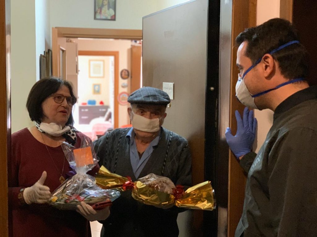 Veliaj gjate shperndarjes se pakove per Pashket 4