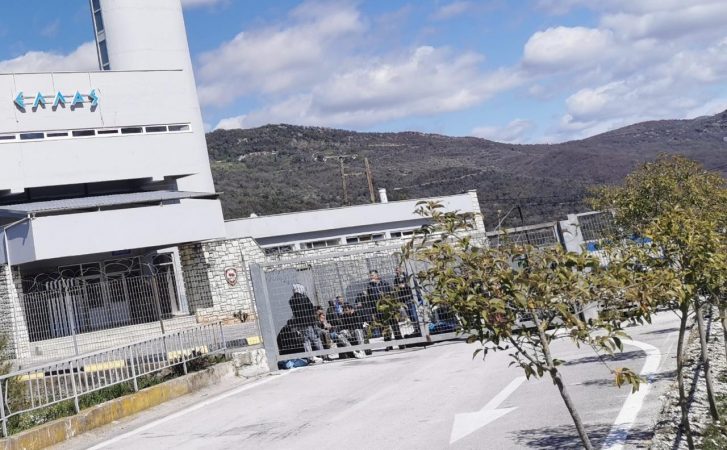 Të bllokuar në Kakavijë, 60 shqiptarët bllokojnë kalimin e kamionëve të mallrave: Duam zgjidhje të problemit WhatsApp Image 2020 04 02 at 14.51.41 727x450 1