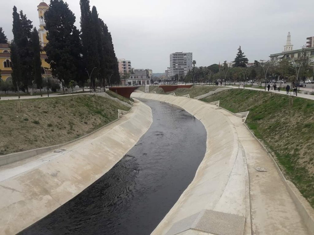Koronavirusi nuk i ndal shpuesit e naftës, lumi Gjanicë merr ngjyrë të zezë WhatsApp Image 2020 04 20 at 18.53.33