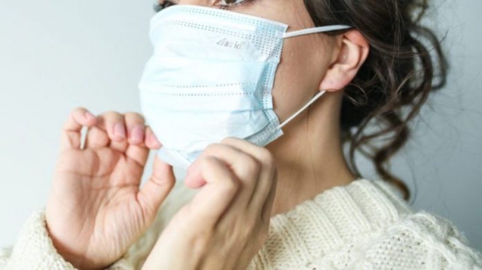 Maska po ju acaron lëkurën? Ja si ta mbroni fytyrën në vazhdim auto woman in white face mask 3873193 1920x885 1 780x4391587552669 1 696x391 1