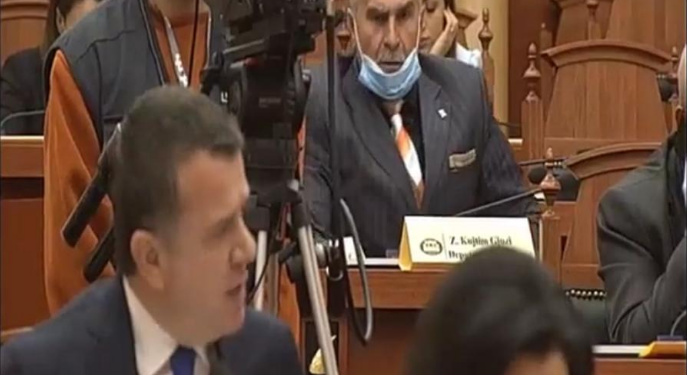 Balla sherr ne Gjuzin: Mashtrues, të rrofshin mustaqet ty… balla gjuyi 687x375 1