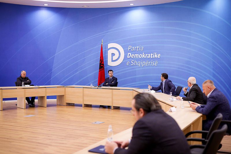 Përfundon mbledhja e thirrur nga Basha, zbardhet kërkesa urgjente e koalicionit opozitar basha aleatet