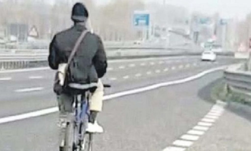 Me biçikletë për të shkuar në… Shqipëri. Karabinierët ndalojnë shqiptarin në autostradë biciklete