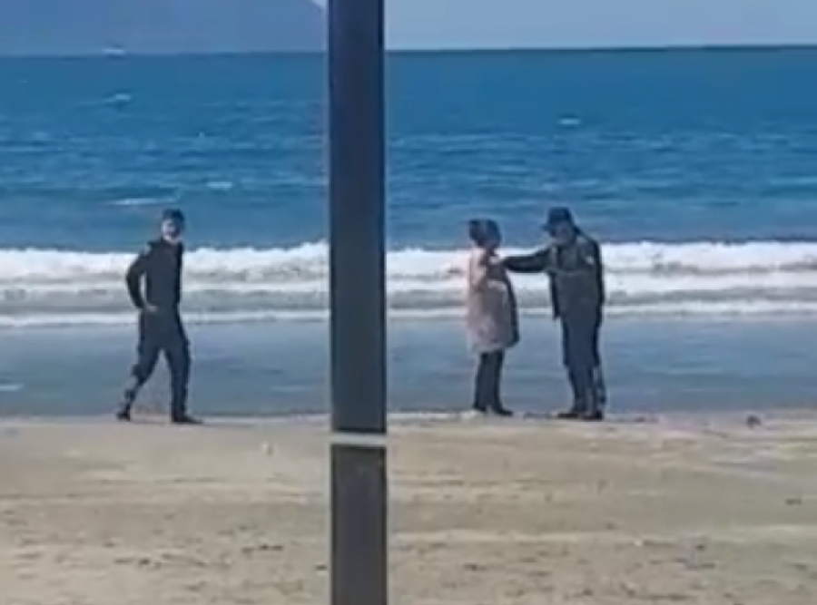 VIDEO-Polici hero në Vlorë/ Gruaja tenton të mbytet dy herë në det, ai e shpëton deti policia