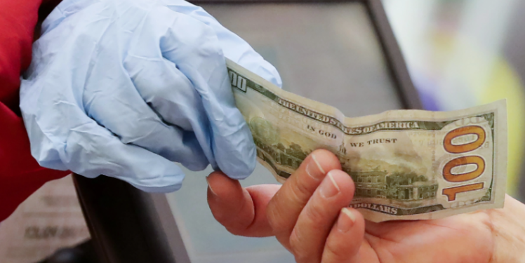 A përhapet koronavirusi përmes parave? Reagon OBSH dollar 748x375 1