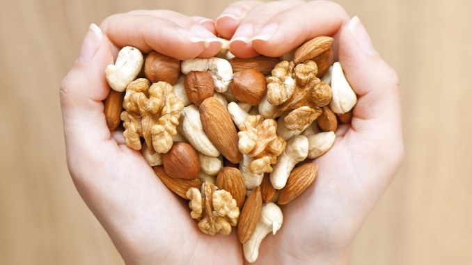 A ndihmojnë arrat në luftimin e sëmundjeve të zemrës? eating nuts