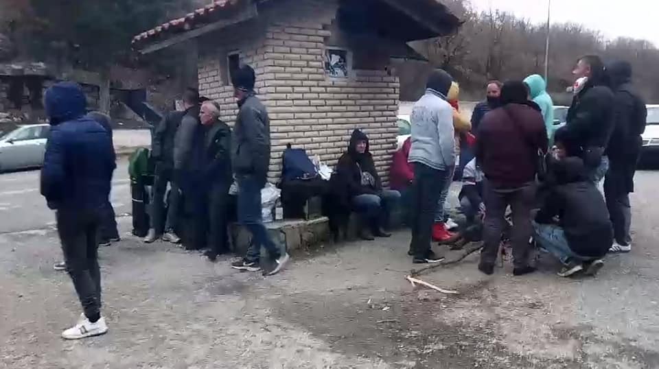 “Braktisja e tyre është kriminale”, Basha thirrje qeverisë: Po lë emigrantët të bllokuar në Kapshticë, lejo kalimin e tyre emigrante
