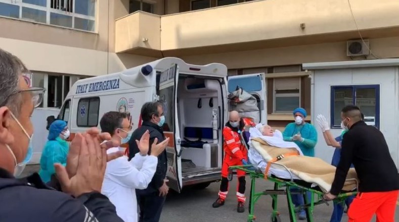 Gruaja 100-vjeçare fiton betejën me COVID-19 në Itali, del nga spitali mes duartrokitjesh emoshuara itali