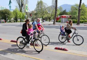 FOTO/ "E diela për nënat dhe fëmijët", por një ministër nuk e zbatoi 'rregullin' 2 f22