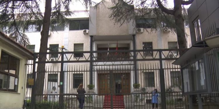 Dhuna në karantinë: Burri shet rrobat për bixhoz, grushta e shqelma gruas në sy të fëmijës gjykate 750x375 1