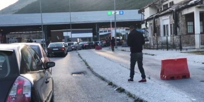 Të bllokuar prej orësh, kalojnë kufirin 100 emigrantë në Kapshticë kapshtic 750x375 1 696x348 1