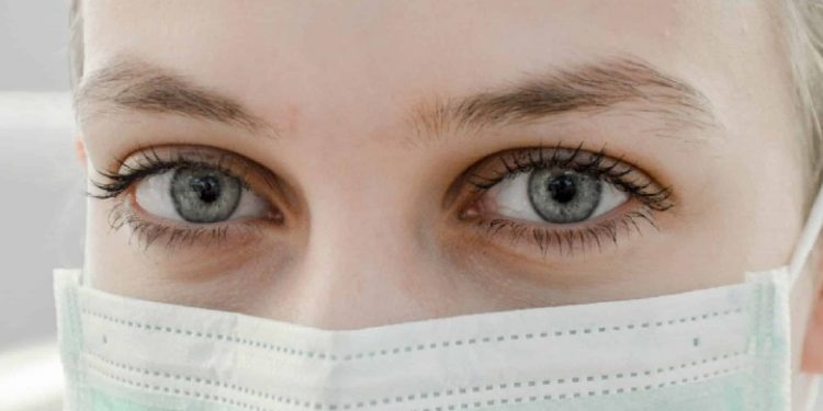 Ja për sa ditë mund të qëndrojë Covid-19 te sytë e të infektuarve koronavirus syteryste 750x375 1