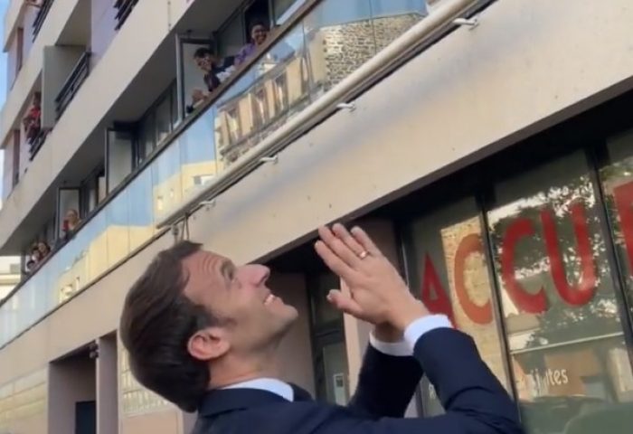 Presidenti i Francës del në rrugë dhe falenderon qytetarët, ata e duartrokasin nga ballkonet macron 700x480 1