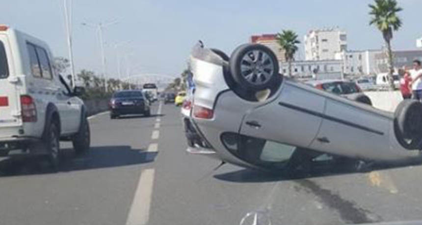 Makina humbet drejtimin dhe përmbyset në hyrje të Sarandës, plagoset shoferi dhe bashkëshortja e tij makina 2