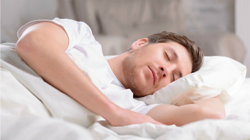 A shtoni peshë nga gjumi i pakët? man sleeping 1