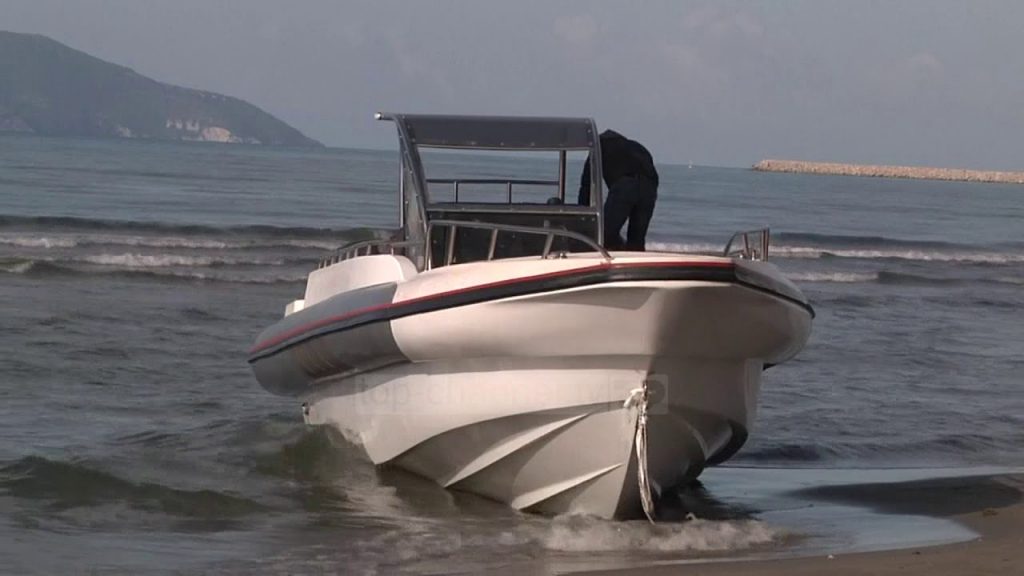 Vlorë/ Policia bllokon skafin e vjedhur në Greqi, në pranga dy shtetas maxresdefault