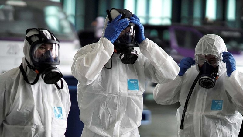 COVID-19, 2 milionë banorë të infektuar në të gjithë botën, plot 185 shtete nën sundimin e virusit mjeke 1