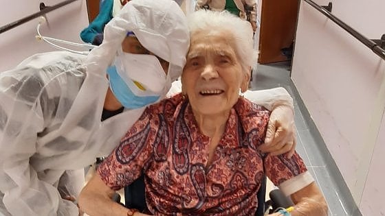 Gjyshja 104-vjeçare që kaloi dy Luftërat e mëdha Botërore i shpëton edhe Covid-19 plaka