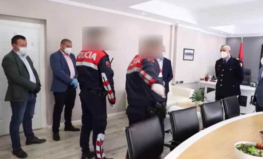 Lleshaj takon efektivin që neutralizoi killerin sot në Tiranë, buqetë me lule në spital për kalimtaren e lënduar (Video) policia