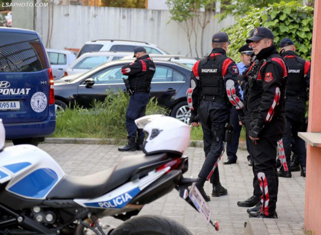 Thyhet karantina/ Sherr masiv mes 20 personave në Elbasan, ka të plagosur policia 2