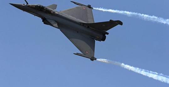 Pensionisti fluturon jashtë avionit gjuajtës pasi kap levën e lëshimit “për t’u rehatuar” rafale B