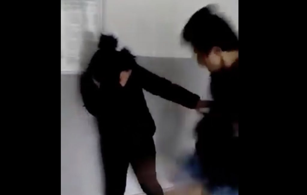 Video / I gjetën test shtatzanie në duar, dy djem rrahin dhe filmojnë një vajzë! rrahje