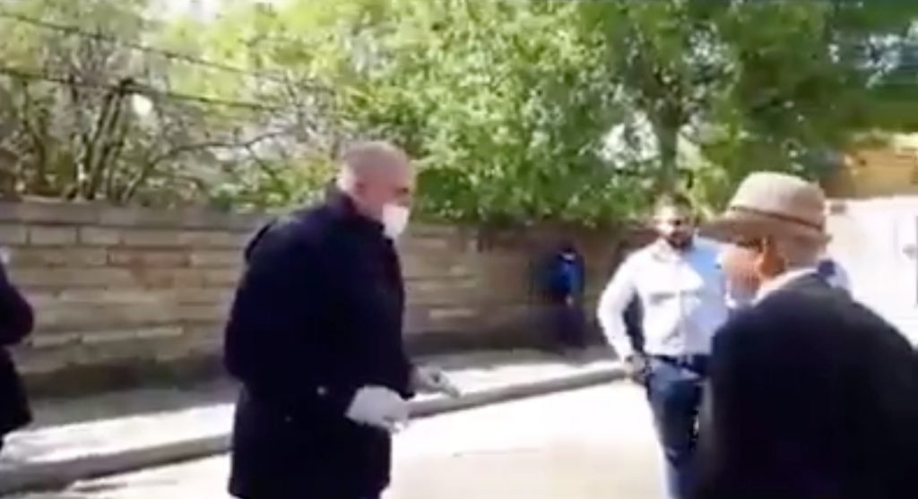 “Ec te shpia bac, mos të hash gjobë kot” / Berisha nxjerr videon: Si Sefet Gjici i “bërtet” në rrugë safet gjici plaku kukes covid