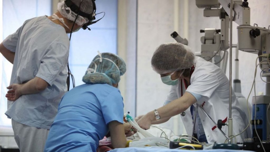 un medic a fost transportat in coma la spital dupa ce a fost batut de doi pacienti 25731