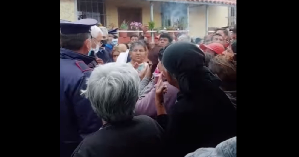 Video/ Qytetarët grumbull rreth furgonit të policisë, pa respektuar asnjë masë kundër koronavirusit vid2