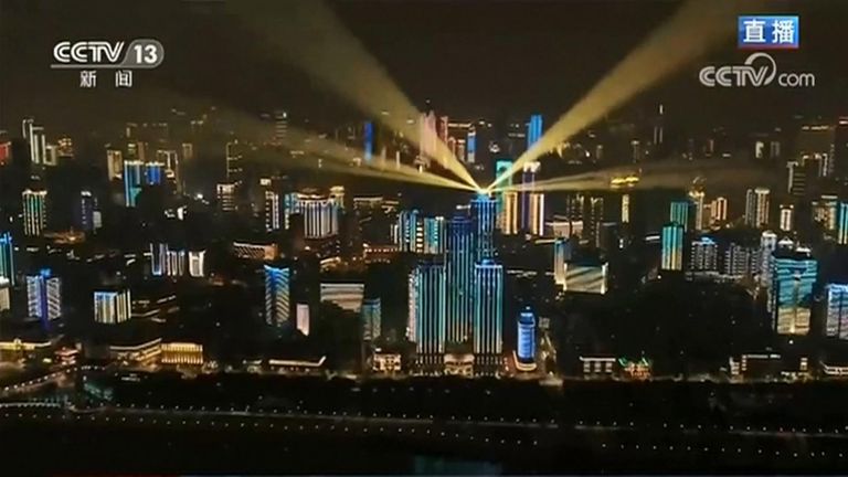 Wuhan del nga karantina pas 2 muaj e gjysmë, epiqendra e pandemisë në festë spektakolare 1 vuhan 2