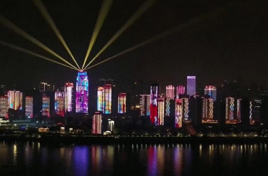 Wuhan del nga karantina pas 2 muaj e gjysmë, epiqendra e pandemisë në festë spektakolare wuhan party