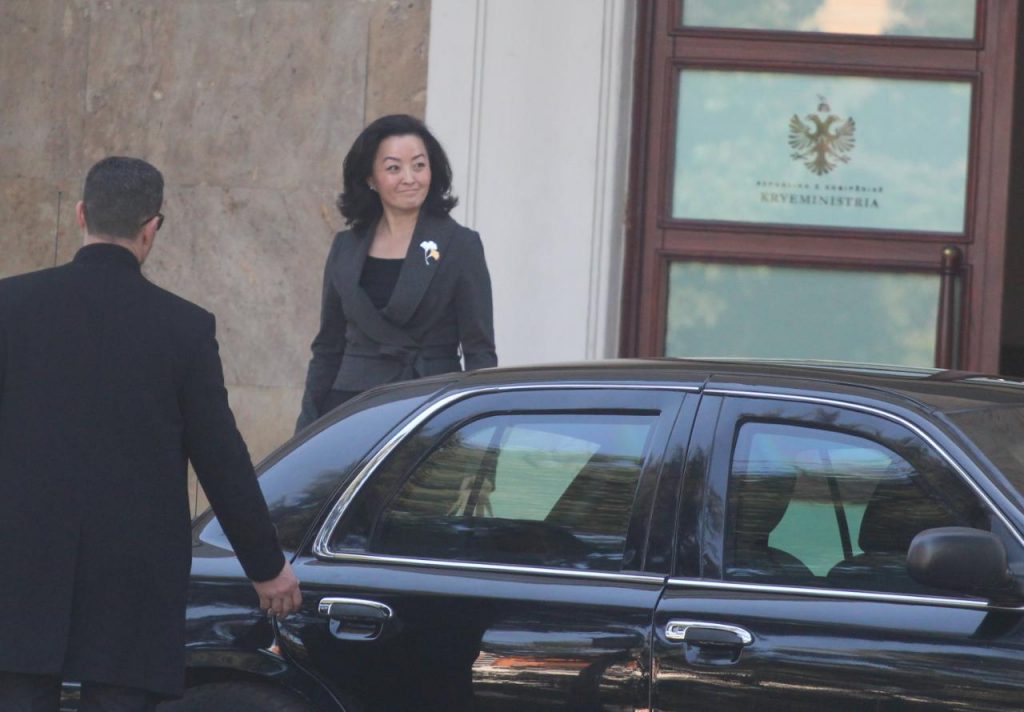 Takim me Ramën?/ Pa maskë dhe doreza, ambasadorja e SHBA-së në Kryeministri yuri kim1 1