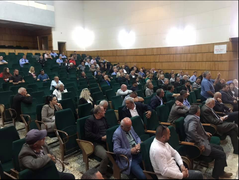 Fotot/ Gjoba pa kursim për qytetarët që s'respektojnë distancën, për Policinë e Shtetit nuk ka rregulla, mbledhje në salla të mbyllura! 1 1 6