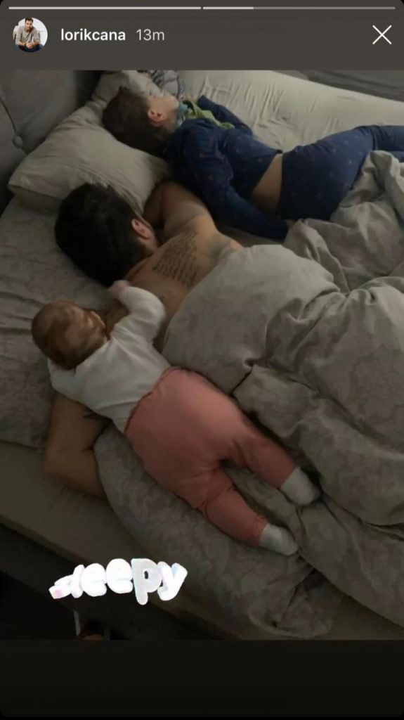 Lorik Cana në krevat me fëmijët, kjo foto e ëmbël po bën xhiron e rrjetit! 3 10