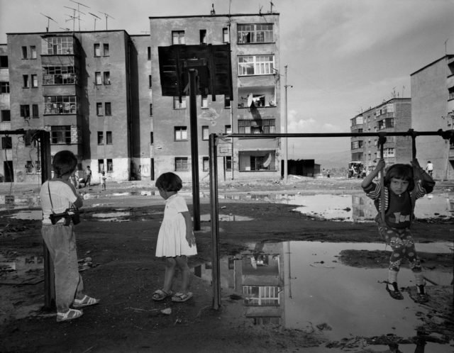 Fotoreporteri me famë botërore Nicos Economopoulos ka publikuar pamjet mbresëlënëse nga viti 1997 i njohur ndryshe edhe si viti i mbrapshtë. 13 15 1 640x498 2