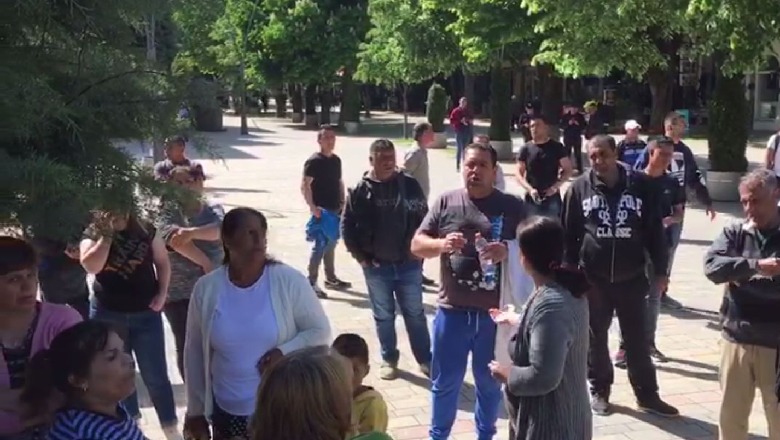 “Jemi mbytur në borxhe”/ Tregtarët e Korçës në protestë: Na hapni tregun! 1589187643 kORCE