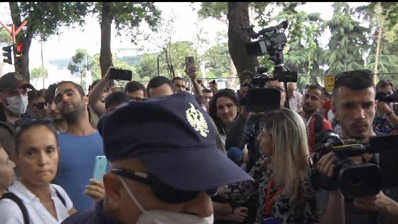 Protestuesit bllokojnë rrugën te parku Rinia, shoqërohen disa të rinj 1589725318 Screenshot1