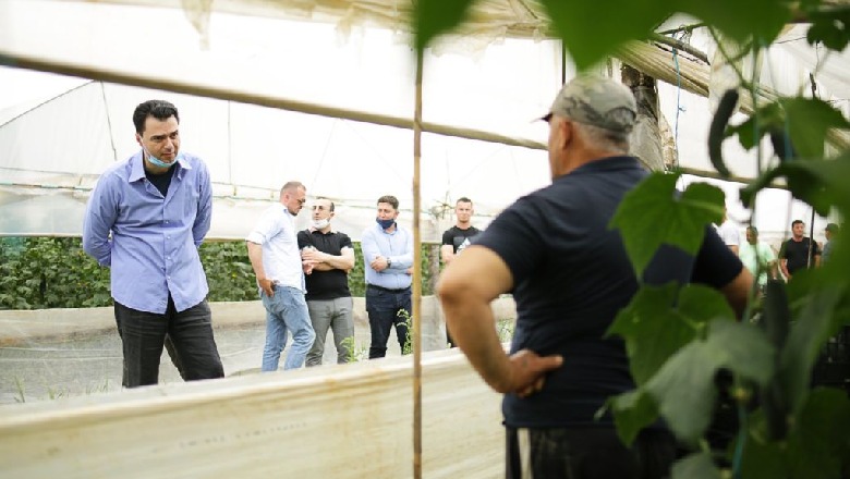Politikë me gjeste: Pse Lulzim Basha ka nisur të nxjerrë këmishën mbi pantollona? 1589912824 BASHA