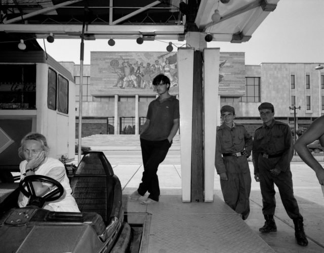 Fotoreporteri me famë botërore Nicos Economopoulos ka publikuar pamjet mbresëlënëse nga viti 1997 i njohur ndryshe edhe si viti i mbrapshtë. 14 16 2 640x500 2