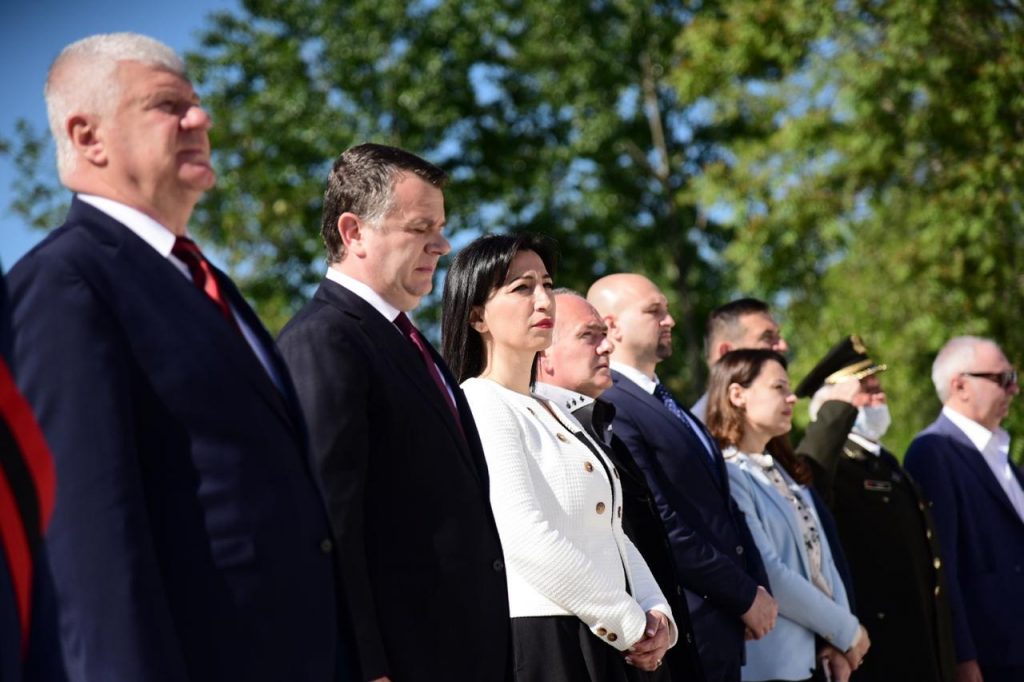 ‘5 Maji’/ Balla homazhe në Varrezat e Dëshmorëve: Lufta Antifashiste Nacional Çlirimtare, moment i rëndësishëm në historinë e rezistencës 1d71b6b4 df2b 4b70 8e43 d7aac565b3b4 1