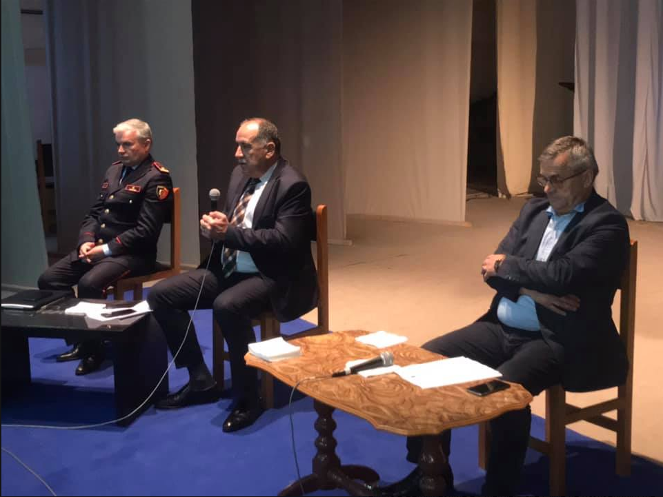 Fotot/ Gjoba pa kursim për qytetarët që s'respektojnë distancën, për Policinë e Shtetit nuk ka rregulla, mbledhje në salla të mbyllura! 2 2 2