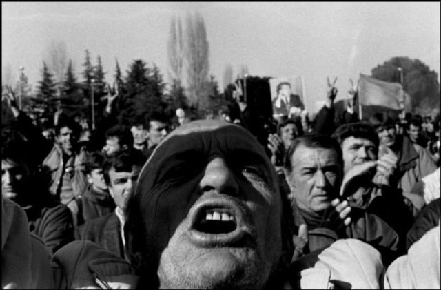 Fotoreporteri me famë botërore Nicos Economopoulos ka publikuar pamjet mbresëlënëse nga viti 1997 i njohur ndryshe edhe si viti i mbrapshtë. 1 2 6 640x421 2