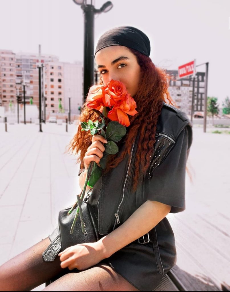 Aktorja shqiptare paska edhe një talent tjetër, mund të transformohet komplet vetëm nepërmjet grimit (fotot) 3 22
