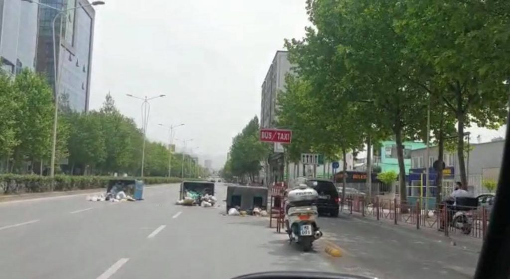 Nisi mosbindja civile?!/ Në Laprakë hidhen në mes të rrugës kazanët me plehra (VIDEO) 222222222222